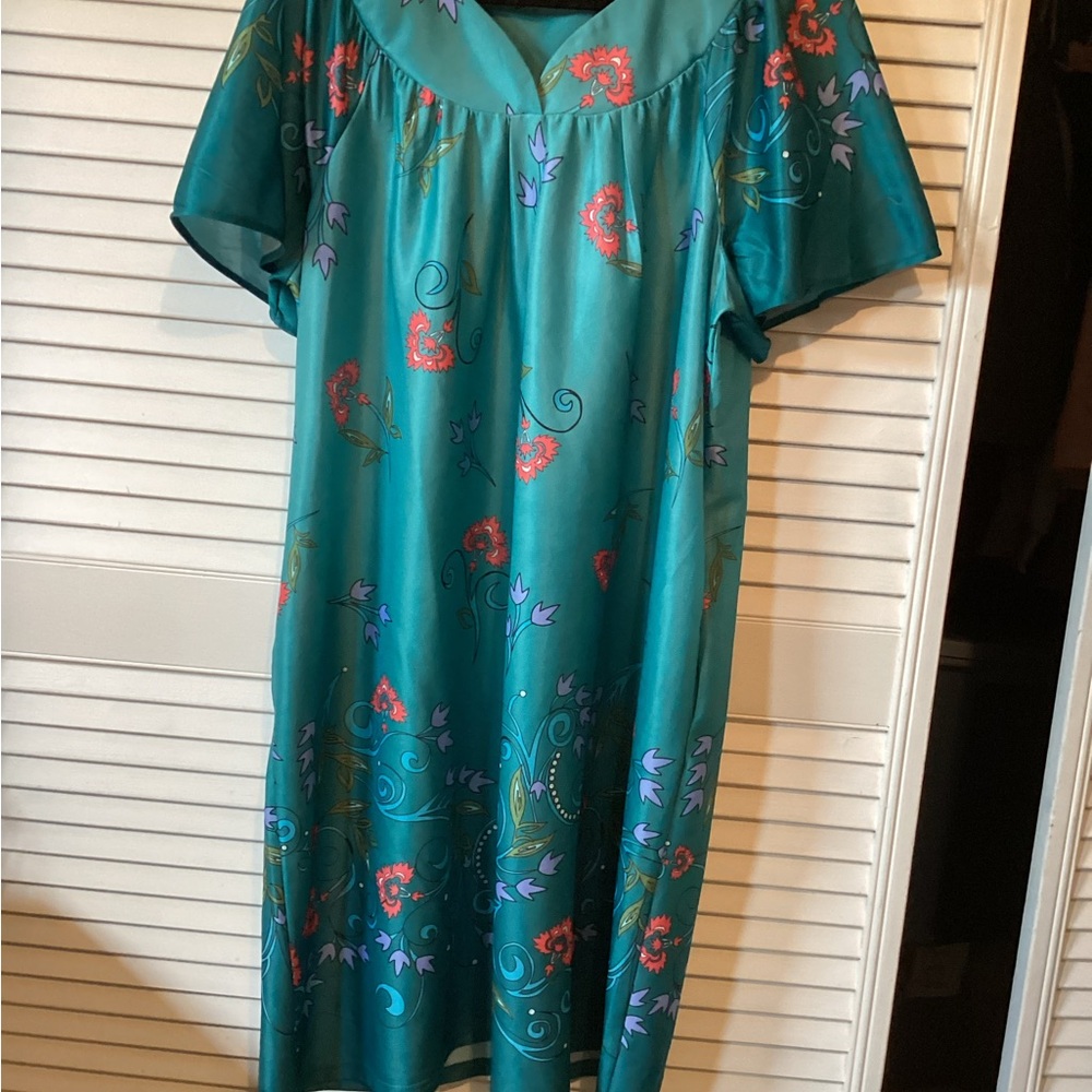 Anthony Richards women’s pullover short sleeve robe, size XL